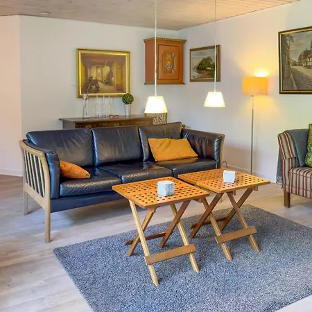 2 Bedroom Cozy In エーベルトフト